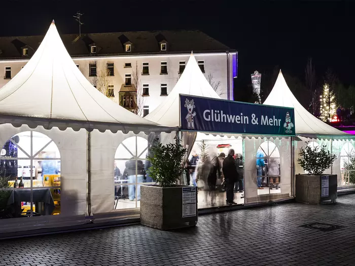 Pagodenzelte auf Weihnachtsmarkt
