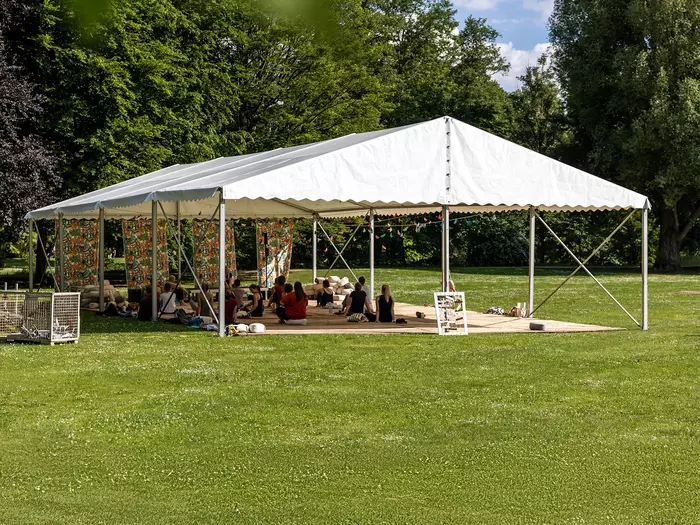 Partyzelt bei Yoga-Festival